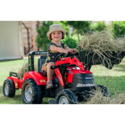 Traktor Case IH z ładowaczem czołowym i przyczepą