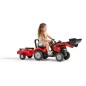 Traktor Case IH z ładowaczem czołowym i przyczepą